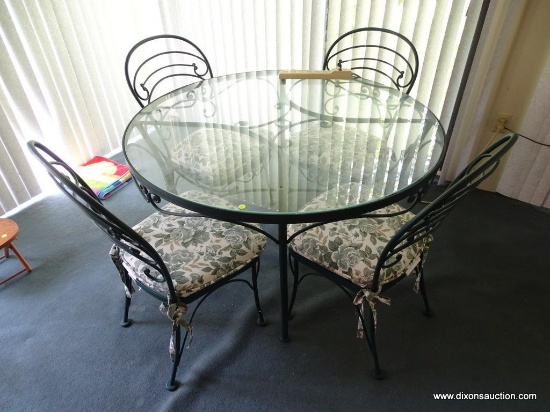 (SUN) PATIO TABLE SET; GLASS TOP AND ALUMINUM PATIO TABLE WITH 4 BALLOON BACK ALUMINUM CHAIRS. TABLE