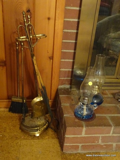 (DEN)ASSORTED LOT INCLUDING A SET OF TWO OIL LAMPS ONE WITH ROUNDED EDGES ON THE BOTTOM, SOLID BRASS