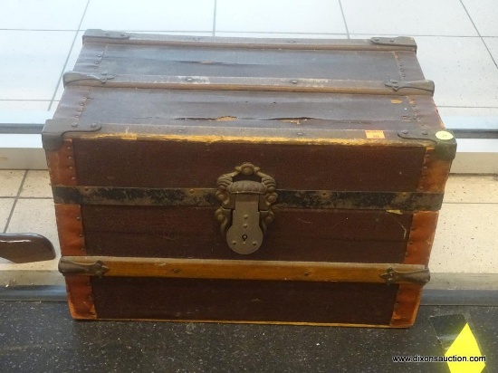 CHILDS TOY CHEST; ANTIQUE CHILDS TOY CHEST WITH REMOVABLE INTERIOR TRAY. IS IN EXCELLENT CONDITION