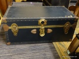 VINTAGE VACATIONER TRUNK; HUNTER GREEN WITH BRASS FRONT LATCHES, BUTTON DETAILING, METAL CORNER