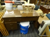 MID-CENTURY MODERN SINGER SEWING MACHINE; IN A MID-CENTURY MODERN DESK STYLE CASE WITH THREE DRAWERS