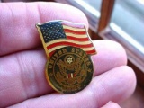 ms90 US Army and USA Flag Patriotic Lapel Pin . US Army Crest and USA Flag patriotic lapel pin. Made