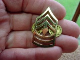 79 US Army First Sergeant 1SGT Rank Gold Metal Collar Chevron Pin . Single US Army First Sergeant