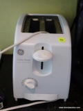 (KIT) GE TOASTER; 2 SLICE ELECTRIC TOASTER WITH BUILT IN CRUMB TRAY. IS IN GOOD USED CONDITION!