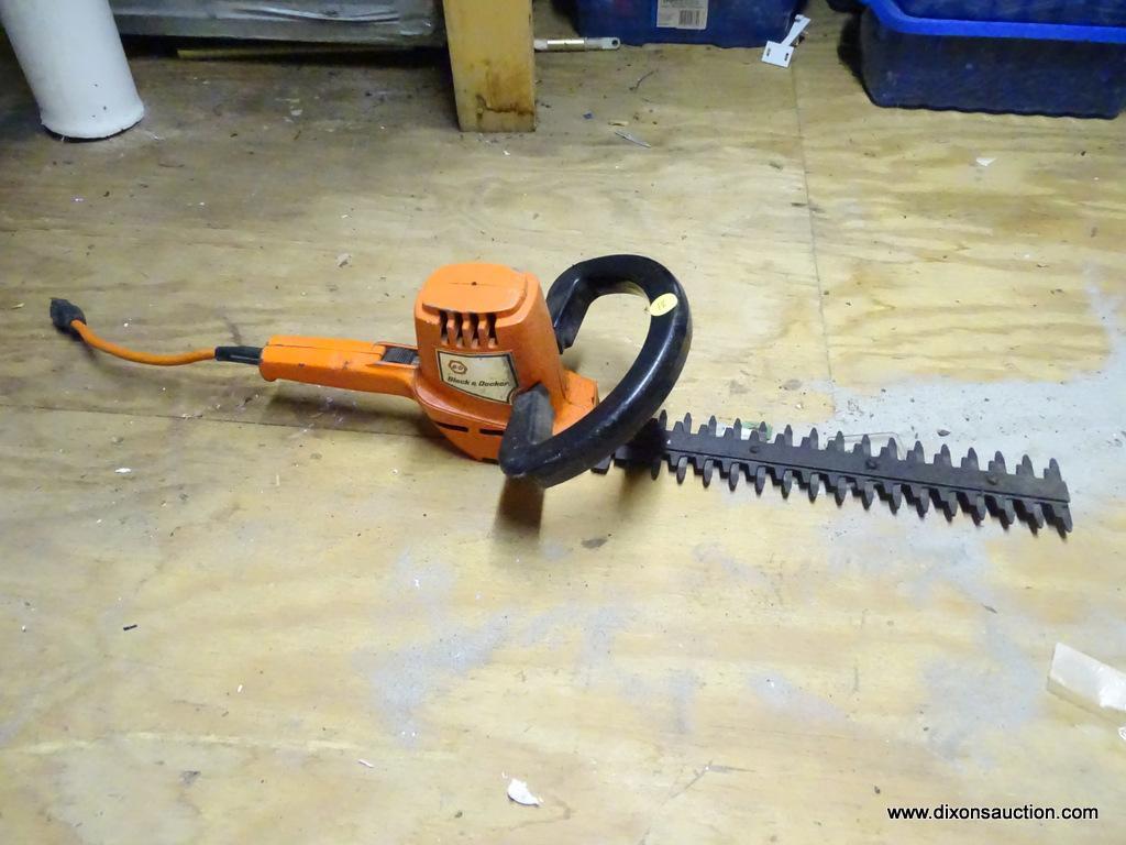Vtg Black and Decker Model 8110 Electric Shrub and Hedge Trimmer -13 Inch