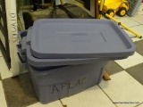 SET OF RUBBERMAID TOTES; SET OF 2 BLUE RUBBERMAID ROUGHNECK 14 GALLON STORAGE BOXES.