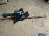 BLACK & DECKER 18 IN AUTO STOP HEDGE TRIMMER; GREEN, 400HT, TYPE 2, 120V, 2.6 AMPS, 3300 CSPM. SOLD