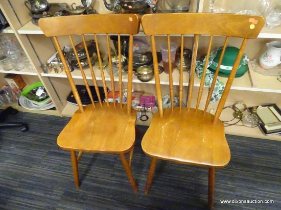 SET OF DINING CHAIRS; SET OF 2 VINTAGE WOODEN DINING CHAIRS WITH SPINDLE BACKS, STRETCHER BASE AND