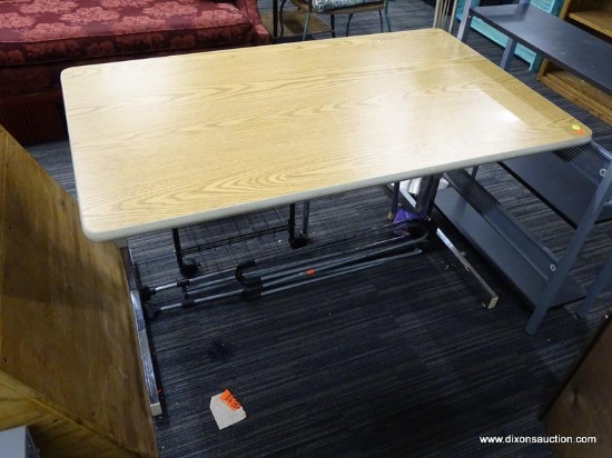 WOOD GRAIN TOP METAL COMPUTER DESK' LIGHT COLORED WOOD GRAIN TOP WITH CREAM COLORED EDGE, AND METAL