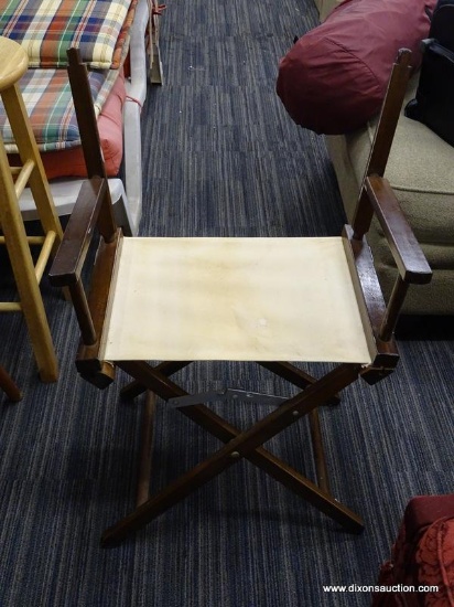 VINTAGE FOLDING DIRECTORS CHAIR; WOODEN FOLDING DIRECTORS CHAIR WITH CREAM COLORED CANVAS SEAT.
