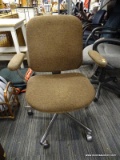 MCM OFFICE CHAIR; MID-CENTURY MODERN OFFICE CHAIR WITH BROWN BACK, SEAT AND PADDED ARMS SITTING ON A