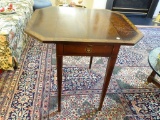 (LR) HEPPLEWHITE TABLE; MAHOGANY INLAID HEPPLEWHITE TABLE WITH 1.5 IN INLAID BANDED TOP, STRING