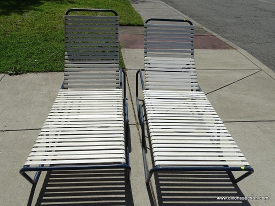 (OUT) SET OF PATIO CHAIRS; SET OF 2 PATIO LOUNGE CHAIRS WITH BLUE METAL FRAMES AND WHITE VINYL