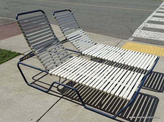 (OUT) SET OF PATIO CHAIRS; SET OF 2 PATIO LOUNGE CHAIRS WITH BLUE METAL FRAMES AND WHITE VINYL