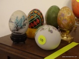 (DR) LOT OF DECORATIVE EGGS; 5 PIECE LOT OF HAND PAINTED DECORATIVE EGGS. INCLUDES 2 MARBLE, ONE IS