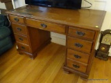 (OFC) HAMPSHIRE HOUSE COLONIAL DESK; BEVELED RECTANGULAR TOP ABOVE A CENTER KNEE HOLE THAT HAS A