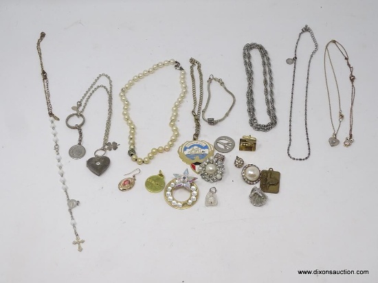 LOT OF ASSORTED COSTUME JEWELRY; SMALL BAG OF COSTUME JEWELRY TO INCLUDE BROACHES, NECKLACES, AND