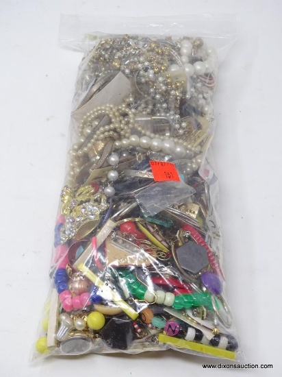 LOT OF ASSORTED COSTUME JEWELRY; MEDIUM BAG OF UNRESEARCHED COSTUME JEWELRY TO INCLUDE NECKLACES,