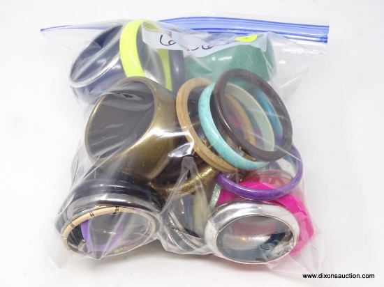 LOT OF ASSORTED COSTUME BANGLES; LARGE BAG OF UNRESEARCHED COSTUME BANGLES MADE FROM PLASTIC, METAL,