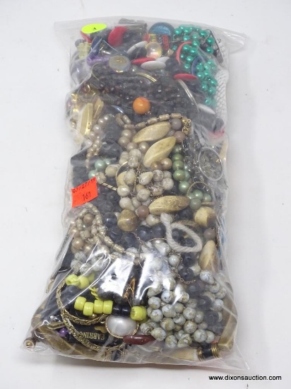 LOT OF ASSORTED COSTUME JEWELRY; MEDIUM BAG OF UNRESEARCHED COSTUME JEWELRY TO INCLUDE NECKLACES AND