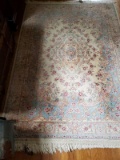 (UPMR) FLORAL AREA RUG; BEAUTIFUL RUG WITH CREAM, PALE PINK, BLUE AND TAN FLORAL PATTERN. HAS FRINGE