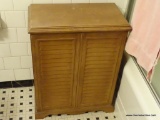 (UPBATH) CONTENTS OF BATHROOM; LOT INCLUDES A WOODEN LAUNDRY HAMPER, CURTAINS, A PINEAPPLE TOWEL