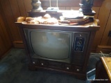 (SDRM) VINTAGE ZENITH TV; ZENITH SOLID STATE CHROMACOLOR II BOX TV. SITS IN A ENTERTAINMENT STAND