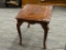 (R2) WOODEN END TABLE; MAHOGANY END TABLE WITH BEAUTIFUL 2 TONE TABLE TOP, A BRACKET DETAILED BOTTOM