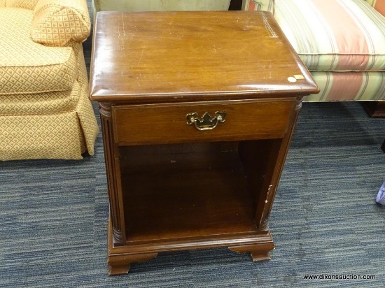 ETHAN ALLEN END TABLE; SOLID AFRICAN MAHOGANY END TABLE WITH REEDED CARVED DETAILING ALONG THE SIDE,
