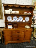 (R1) WOODEN HUTCH; 2 PC. WOOD GRAIN HUTCH. ON THE TOP PIECE THERE IS A BRACKET DETAILED TOP AND