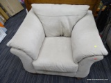 (R3) ROLL ARM CHAIR; ROLL ARM SINGLE SEAT SOFA CHAIR WITH A CREAM FABRIC. IN GOOD CONDITION.