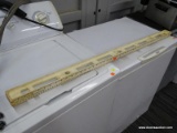 (R5) LEVEL; 4 FT WHITE PLASTIC LEVEL.