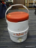 (R6) IGLOO COOLER; RED AND WHITE 2 GALLON SINGLE HANDLE COOLER IN GOOD USED CONDITION.