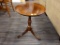 (R3) BOMBAY & CO. END TABLE; ROUND TABLE WITH 3 SPLAYED LEGS AND RING TURNED BODY. IS IN GOOD USED