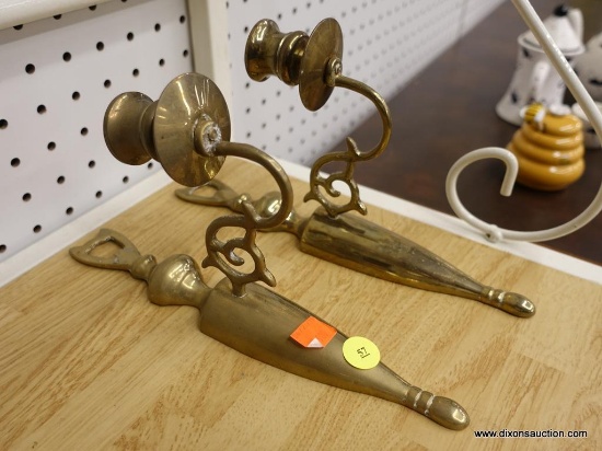 (R1) BRASS SCONCES; PAIR OF BRASS SCONCES WITH 1 CANDLE STICK HOLDER. MEASURES 10 IN.