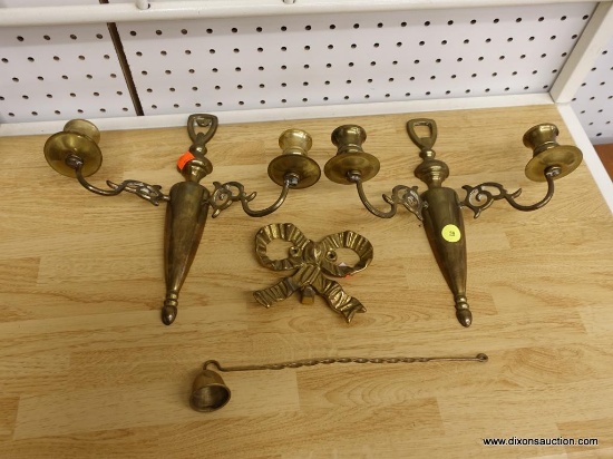 (R1) BRASS LOT; 4 PIECE LOT OF 2 BRASS SCONCES WITH 2 CANDLE STICK HOLDERS, A WALL HANGING RIBBON,