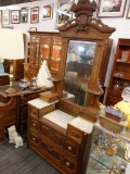 (R2) VANITY DRESSER; ANTIQUE WOOD GRAIN VICTORIAN VANITY DRESSER ON CASTERS WITH WHITE MARBLE TABLE
