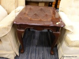 (R2) WOODEN END TABLE; MAHOGANY END TABLE WITH BEAUTIFUL 2 TONE TABLE TOP, A BRACKET DETAILED BOTTOM
