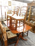 (R3) DINING TABLE AND CHAIRS; INCLUDES A DOUBLE PEDESTAL DINING TABLE WITH CAP STYLE FEET (MEASURES