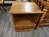 (R3) WOODEN NIGHTSTAND; MAHOGANY NIGHTSTAND WITH A ROUND EDGE TABLE TOP THAT SITS ABOVE A