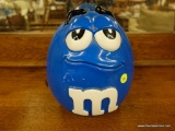 (R4) M&M COOKIE JAR; BLUE M&M CHARACTER COOKIE JAR WITH LID. IS IN GOOD CONDITION AND MEASURES 9 IN