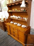 (R1) WOODEN HUTCH; 2 PC. WOOD GRAIN HUTCH. ON THE TOP PIECE THERE IS A BRACKET DETAILED TOP AND