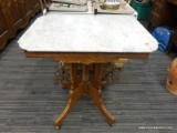 (R5) MARBLE TOP END TABLE; WHITE MARBLE TOP END TABLE WITH A REEDED DETAILED PEDESTAL STAND WITH 4