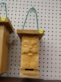 (R1) BIRD HOUSE; HANDMADE BIRD HOUSE WITH A CARVED CAT ON THE FRONT WITH SLOT ENTRY. MEASURES 5.5 IN