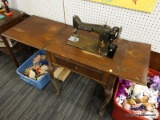 (R6) SINGER SEWING TABLE; WOODEN SEWING TABLE WITH A BLACK ART DECO SEWING MACHINE AND A FRONT FLIP