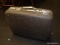 (BWALL) VINTAGE AMERICAN TOURISTER SUITCASE; DARK BROWN HARD-SHELL SUITCASE. HAS FRONT METAL LATCHES