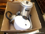(R2) BOX OF ASSORTED KITCHENWARE; 5 PIECE LOT TO INCLUDE A SALAD SPINNER, A TEA POT, A COFFEE/HOT