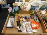 (TABLE) TRAY LOT OF KNICKKNACKS; INCLUDES A MURANO GLASS WINE STOPPER IN THE ORIGINAL BOX, A SMALL