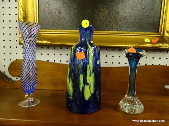 (R1) LOT GLASS VASES; 3 PIECE LOT OF DECORATIVE GLASS VASES TO INCLUDE A BLUE AND WHITE SWIRL LEADED