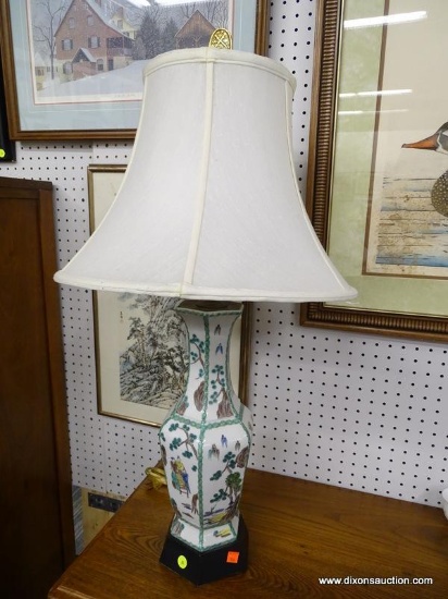 (R1) TABLE LAMP; ORIENTAL, HAND PAINTED TABLE LAMP WITH A VASE SHAPE SITTING ON A WOODEN BLOCK.